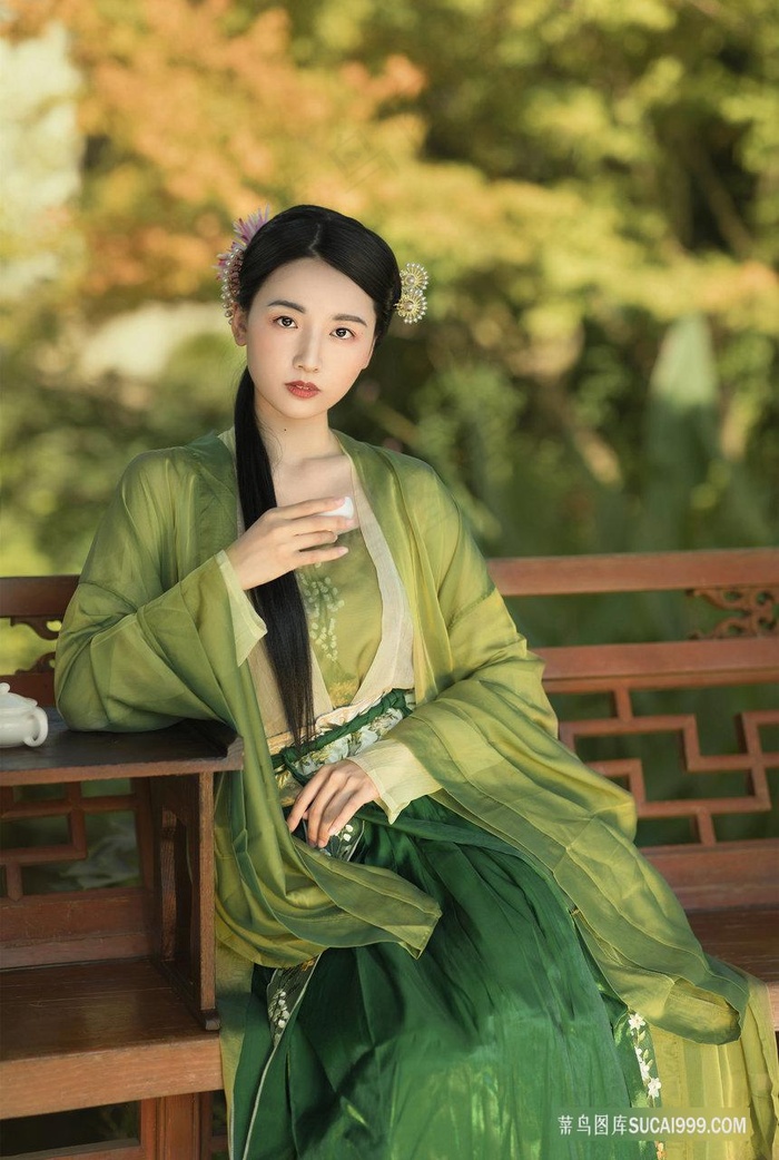 一刀刺进美女大胸